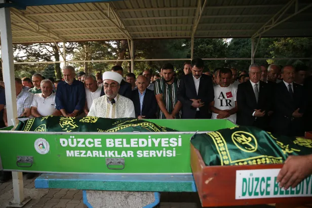 Düzce'deki selde hayatını kaybeden anne ve kızları defnedildi-2
