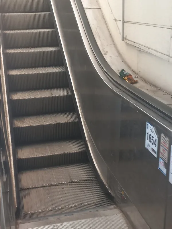 1689237066766.jpg Ankaralılardan Mansur Yavaş'a tepki! "Bir merdivenin bakımını yapamayan adama oy mu verilir?"-6