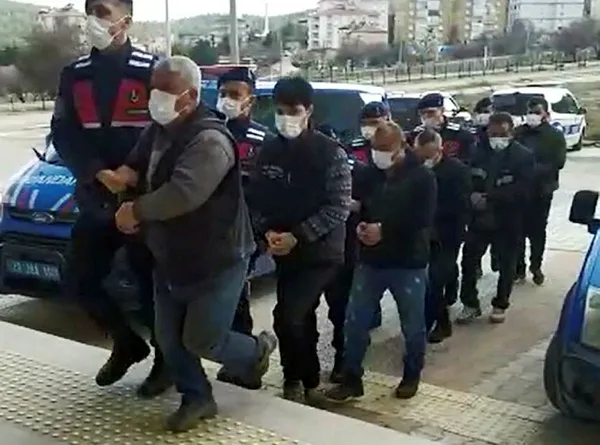 2-kamyon-dolusu-bicak-caldilar-jandarma-enseledi-1647602856291.jpg 2 kamyon dolusu bıçak çaldılar! Jandarma enseledi-2