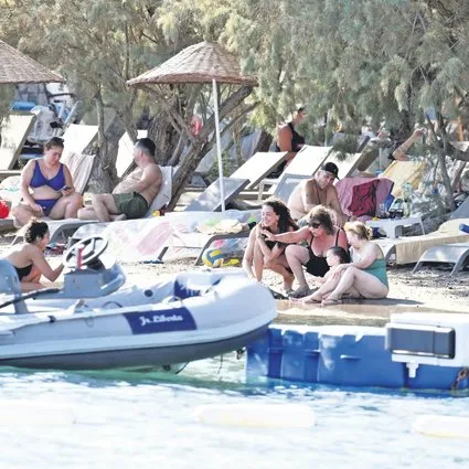 Azra Akın ailesiyle sezonu Bodrum’da açtı!