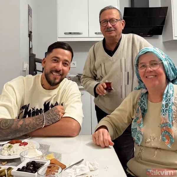 AİLESİYLE SAHUR PAYLAŞIMI GÜNDEM OLMUŞTU Elektronik müzik dünyasının küresel çapta tanınan ismi Mahmut Orhan, sosyal medya hesabından ailesiyle birlikte...