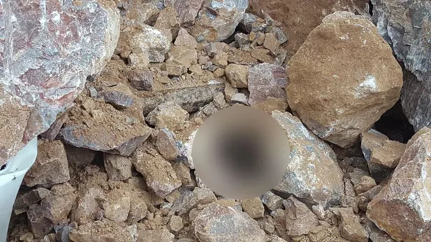 Balıkesir'de feci ölüm! Kamyondan dökülen kayaların altında kaldı-3
