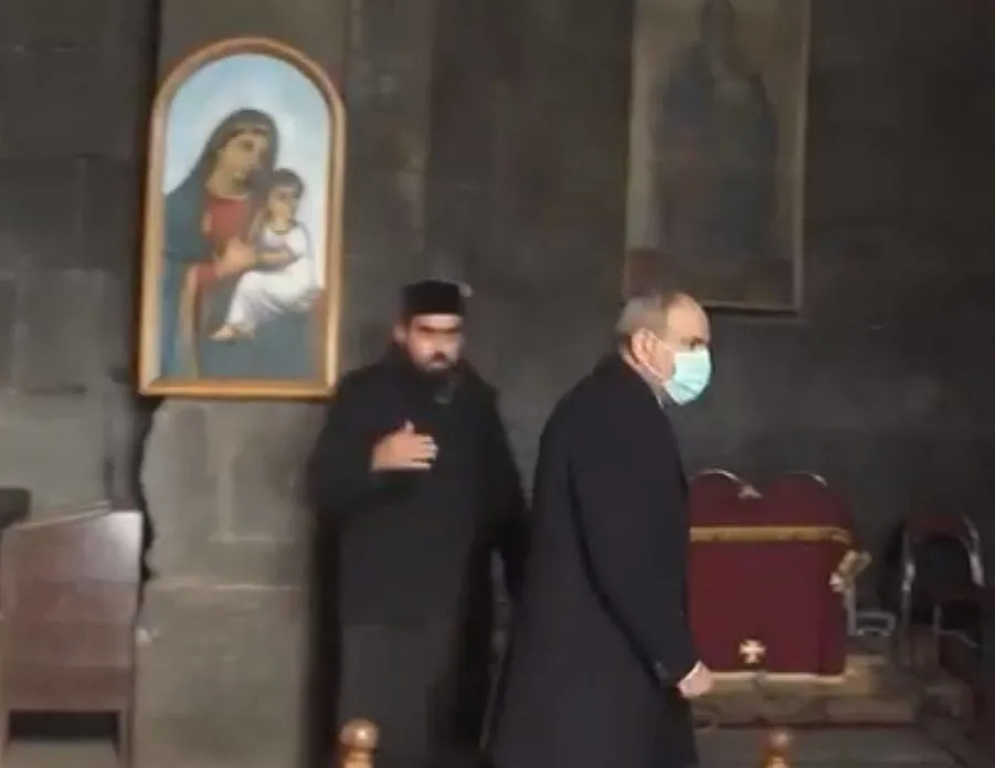 Paşinyan şamar oğlanına döndü! Şimdi de papaz kovdu