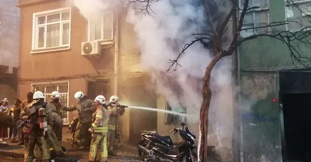 Beyoğlu'nda iki katlı bina alev alev yandı