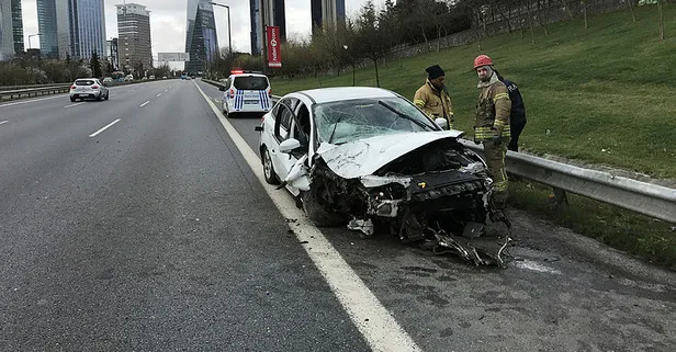 TEM'de feci kaza! Bariyerlere ve direğe çarptı takla attı