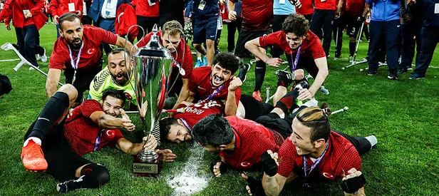 Turkiye kahramanları bağrına bastı