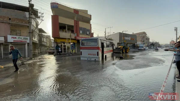 Adana'da su borusu patladı! Asfalt çöktü sokaklar göle döndü - 12