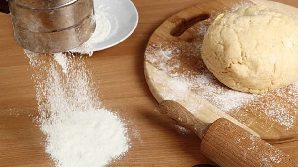 1 kaşık eklemek yeterli! Yufkacıların sırrı ortaya çıktı! Tül gibi, yumuşacık yufka tarifi