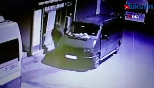 Otomobillere dadanan hırsız kamerada