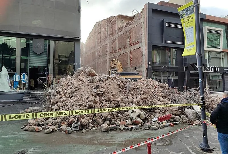 Çöken binanın altında kalmıştı!