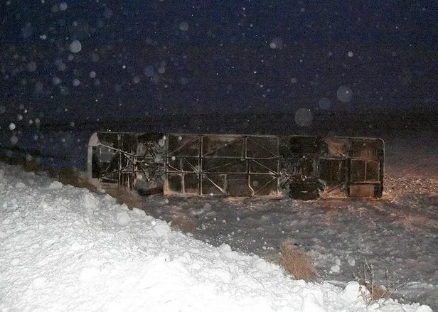 Son dakika: Aksaray'da yolcu otobüsü devrildi! Çok sayıda yaralı var-1