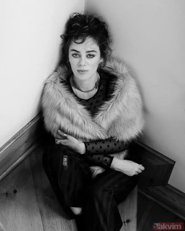 42’lik Demet Evgar’dan karnı burnunda poz! Siyah mayosuyla kamera karşısına geçti! Kamera arkası sosyal medyayı salladı... - 20