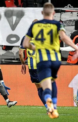 Fenerbahçe'nin Slavia Prag hezimeti sonrası spor yazarlarından çarpıcı sözler: Kadro mühendisliğinin daniskası