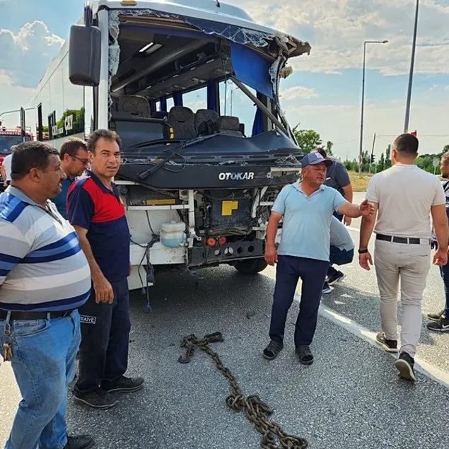 Yolcu midibüsü ile TIR çarpıştı!