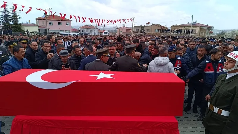 Şehit Piyade Uzman Çavuş Hikmet Aslan son yolculuğuna uğurlandı! Eşi Kübra Aslan kucağında 1 yaşındaki kızıyla veda etti: "Bugün bizim bayramımız Rüveyda"-3