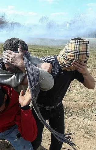 Yunanistan mültecilerin üzerine kimyasal madde sıktı!