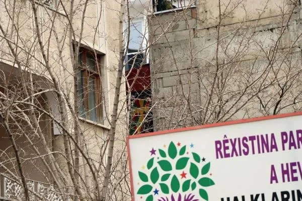 Van'da HDPKK provokasyonu! Terör örgütü PKK'yı simgeleyen bez parçası sallayan 3 kadına gözaltına alındı-2
