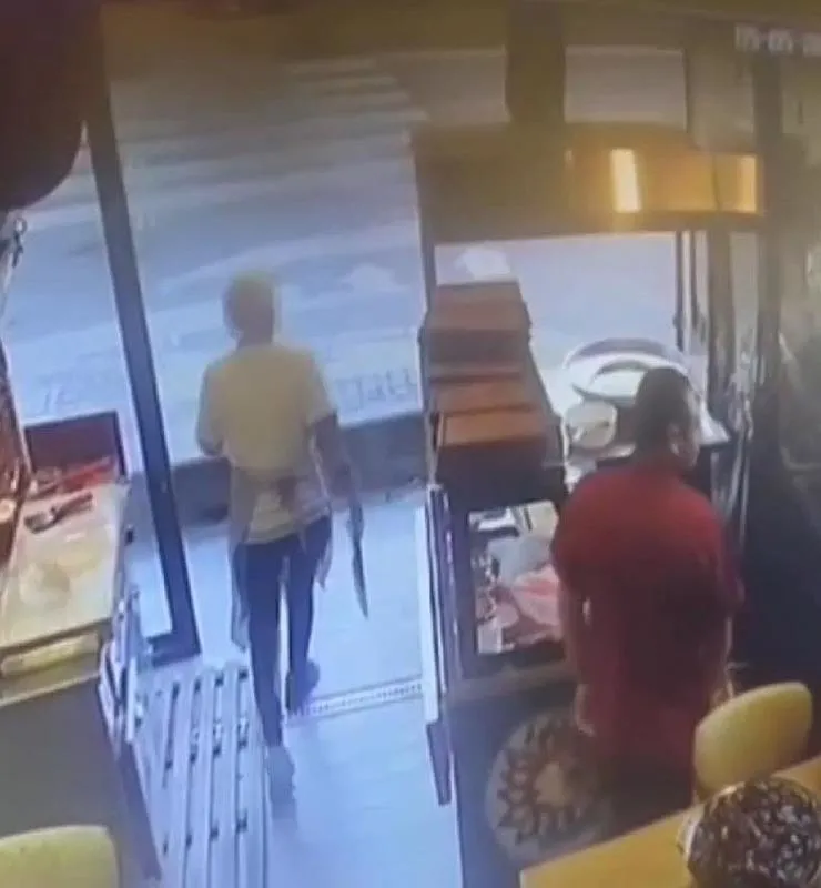 bayrampasadaki-ortak-kavgasinin-goruntuleri-cikti-once-ortagini-sonra-kendisini-vurdu-1715066234396.jpeg Bayrampaşa'daki ortak kavgasının görüntüleri çıktı: Önce ortağını sonra kendisini vurdu-4