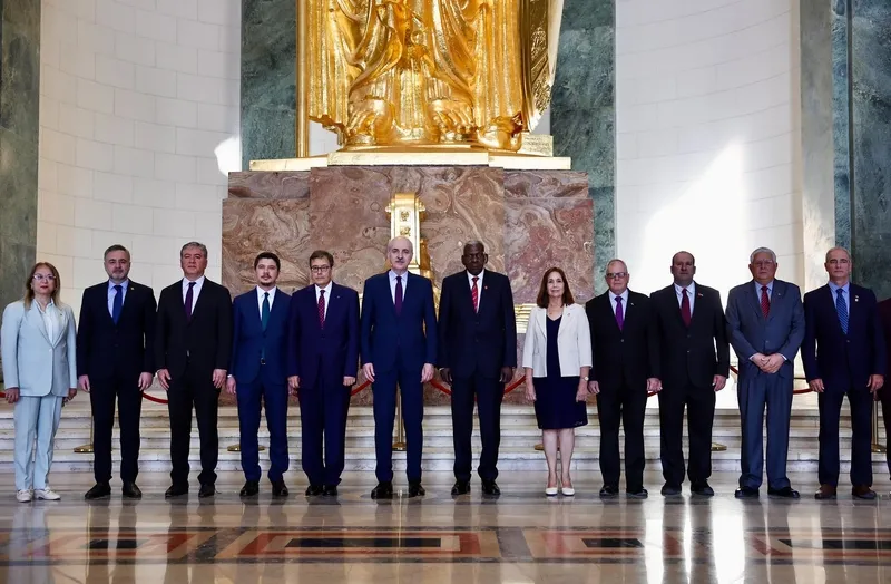 tbmm-baskani-kurtulmustan-yeni-anayasa-mesaji-normallesme-katki-saglar-1715426804166.jpeg TBMM Başkanı Kurtulmuş'tan yeni anayasa mesajı: Çok olumlu görüşmeler oldu-10