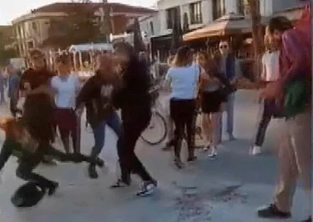 Büyükçekmece'de motosiklet gerginliği! Çocuğuma çarpacaktın deyip kadını darbetti-3