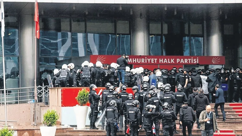 muhalif-medyanin-manipulasyonu-1780015088371.jpeg CHP’deki "mutlak butlan" sonrası muhalif basından sansür: Genel merkezdeki arbede ve yağmayı görmezden geldiler!-5