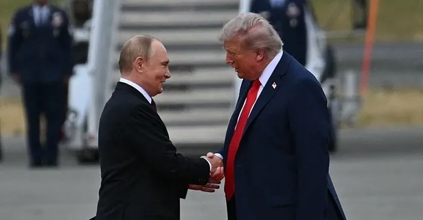 Trump Putin'i havalimanında karşıladı! Alaska'da iki kez tokalaştılar | Tarihi görüşme üçe üç formatta başladı