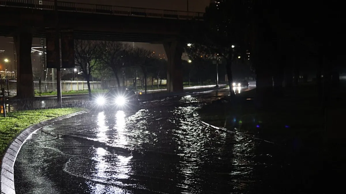 CHP yönetimindeki İzmir'de sağanak yağış sonrası yollar göle döndü