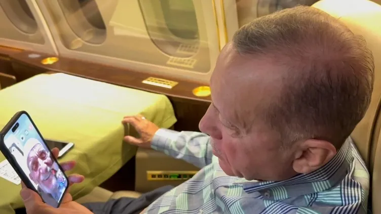Başkan Erdoğan Büyük İstanbul Mitingi'ne katılmak için metronun merdivenlerini yürüyerek çıkan Hüseyin Bayraktar'la telefonda görüştü!