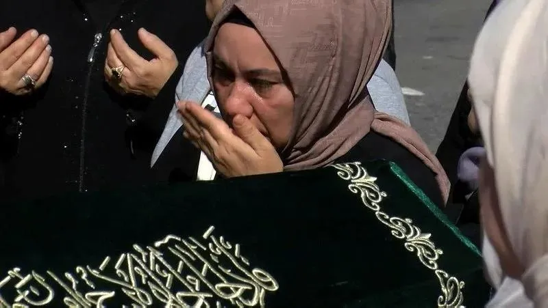 Semih Çelik tarafından öldürülen Ayşenur Halil son yolculuğuna uğurlandı. Cenaze sırasında Ayşenur'un yakınlarının ayakta durmakta güçlük çektiği görüldü. (DHA)