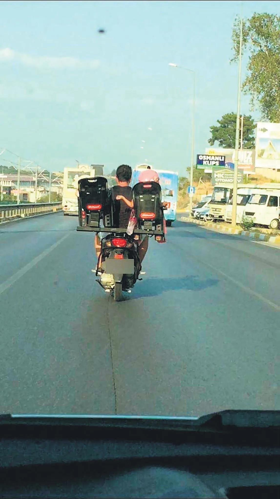 Antalya'da tehlikeli yolculuk! Motosiklete taktığı iki farklı pusetle çocuklarını gezdirdi