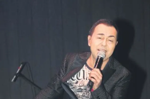Serdar Ortaç'ın konserini yağış vurdu