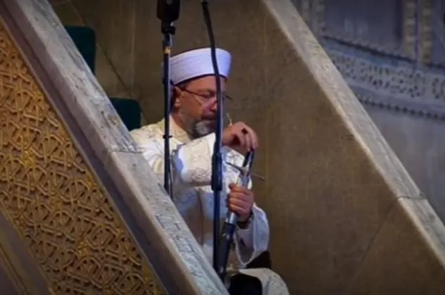 Son dakika: Ayasofya Camii'nde ilk hutbede dikkat çeken kılıç detayı: Yeşil sancaklar minbere asıldı