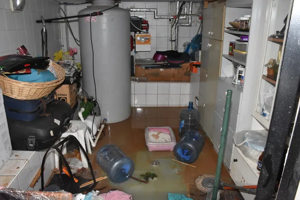 Su borusu bomba gibi patladı, ortalık savaş alanına döndü-2