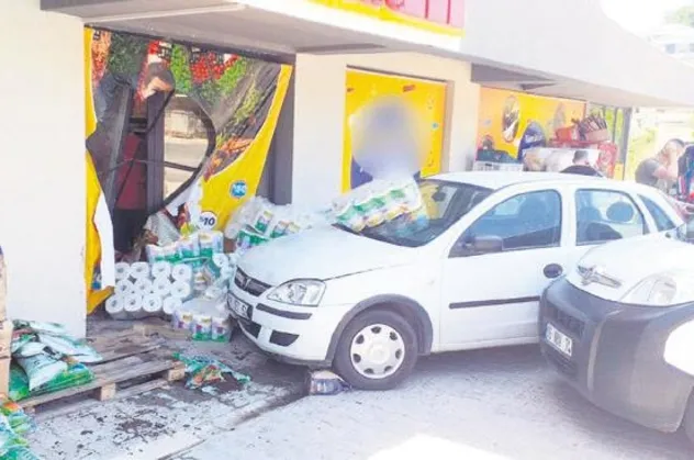 Bursa'da feci kaza! Markete daldı