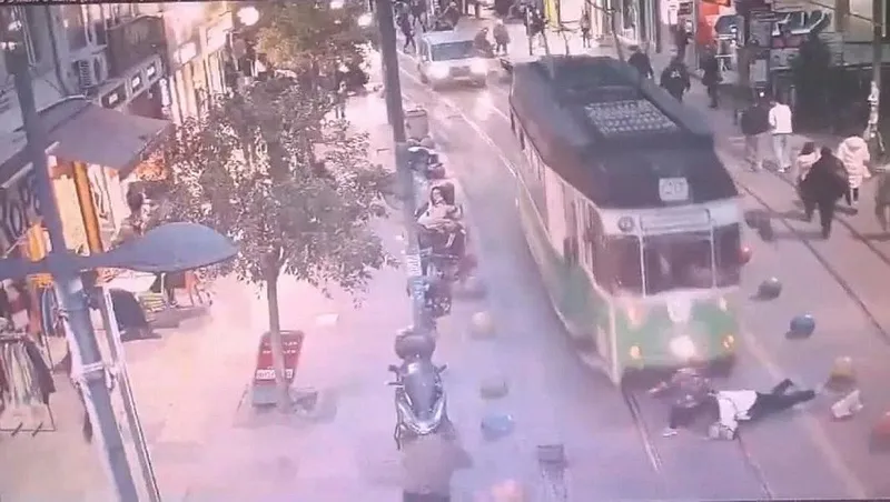 kadikoyde-torununu-kurtaran-kadin-tramvayin-altinda-kaldi-o-anlar-ortaya-cikti-1707566495862.jpeg