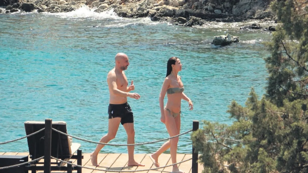 Demet Şener Bodrum tatilinde yıllara meydan okuyor