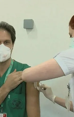 Son dakika: Koronavirüs aşısı sağlık çalışanlarına yapılmaya başladı! İşte doktorun ilk sözleri