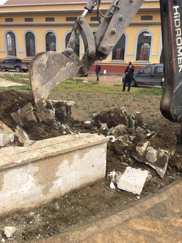 CHP'li belediyeden ecdada büyük saygısızlık: Fatih Sultan Mehmed Han'ın hocası ile hocasının eşine ait mezar ve türbeyi yıktı-9