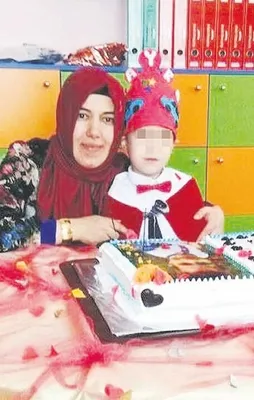 Anne yoğun bakımda bebeği kuvöz de