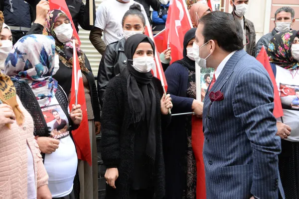 diyarbakir-anneleri-29-ekim-cumhuriyet-bayramini-istiklal-marsi-okuyarak-kutladi-1635516957161.jpg Diyarbakır Anneleri 29 Ekim Cumhuriyet Bayramı'nı İstiklal Marşı okuyarak kutladı-12