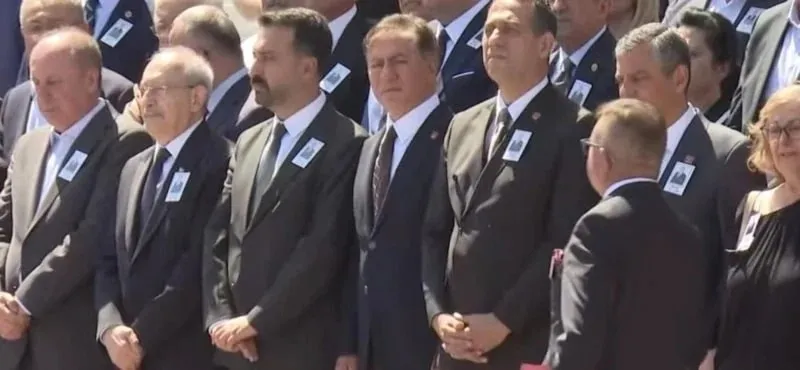 chpde-mutlak-butlan-sonrasi-ilk-kilicdaroglu-ve-ozgur-ozel-yan-yana-ali-mahir-basaririn-elini-sikmadi-1782376123387.jpeg CHP'de "mutlak butlan" sonrası ilk! Kılıçdaroğlu ve Özgür Özel yan yana: Ali Mahir Başarır'ın elini sıkmadı-3