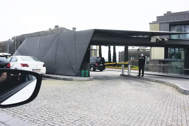 1587592841349.jpeg Hadise ile Kaan Yıldırım’ın aşkı ilk kez bu kadar net tescillendi! Güzel popçu VIP minibüsüyle...-1