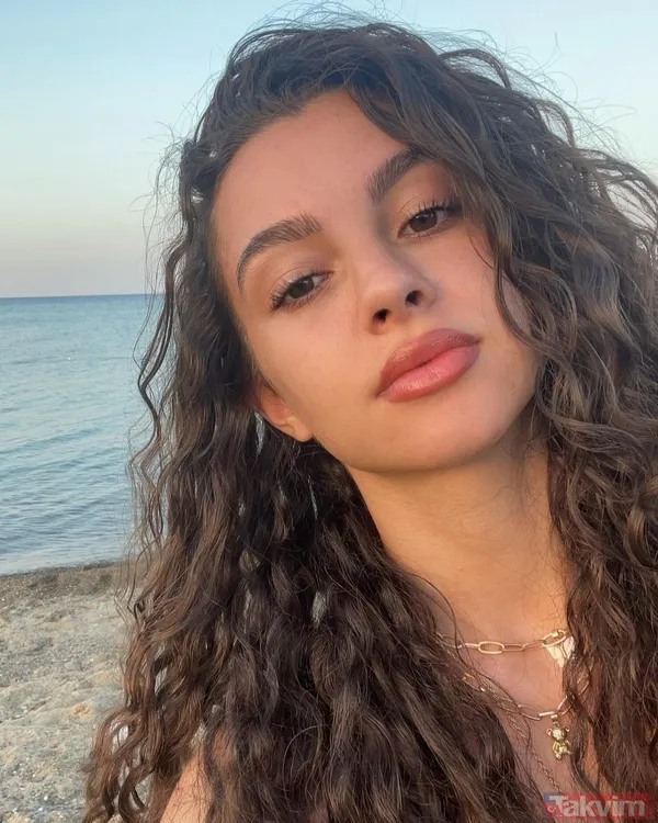 İşte Su Burcu Yazgı Coşkun Başta Olmak Üzere Ünlü İsimler Ve Anneleri...