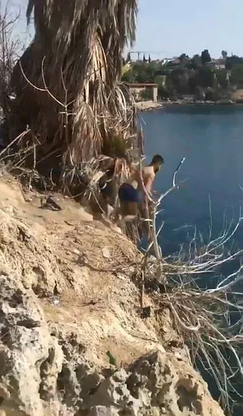 antalyada-20-metre-yukseklikten-kafayi-yemissiniz-dedirten-atlayis-1603711430619.jpg