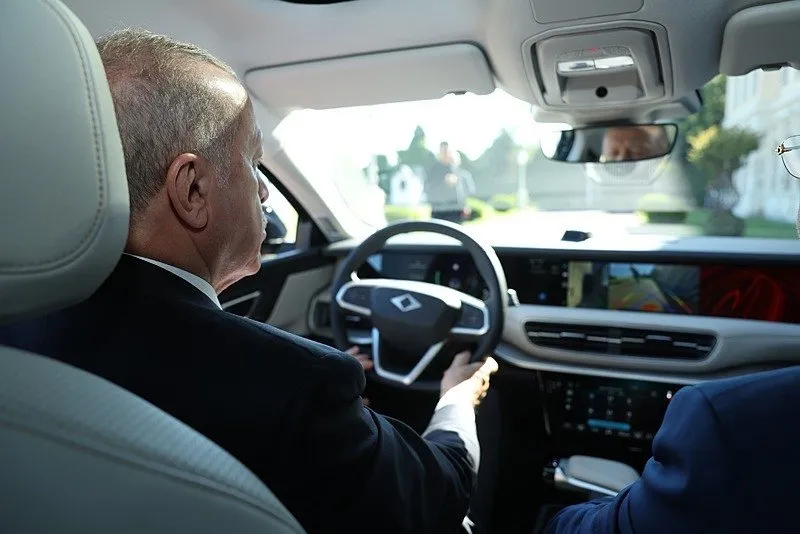 Başkan Erdoğan'dan Togg'un yeni gözdesi T10F'yi test sürüşü (AA)