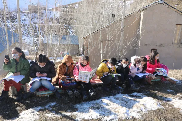 cep-telefonu-cekmeyince-canak-anten-metal-sini-ve-folyo-kagitlari-ile-baz-istasyonu-kurdu-1610085946510.jpg Cep telefonu çekmeyince çanak anten metal sini ve folyo kağıtları ile baz istasyonu kurdu-7