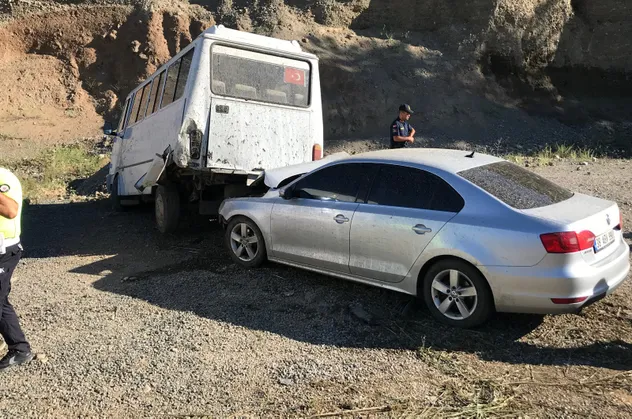 Elazığ'da kontrolden çıkan otomobil minibüse çarptı: 11 yaralı
