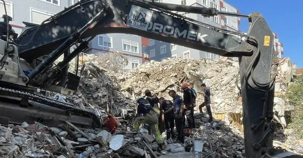 Bakırköy’de bina çöktü: Enkaz altında kalan işçi kurtarıldı