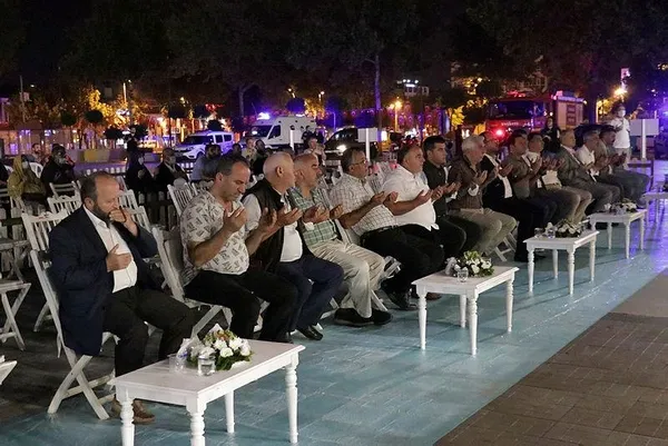 Son dakika: Marmara Depremi'nin 22'inci yıl dönümünde birçok noktada anma etkinlikleri yapıldı-4