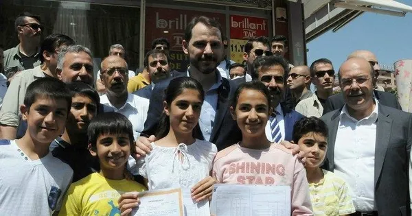 Bakan Albayrak'tan çocuklara karne hediyesi-2